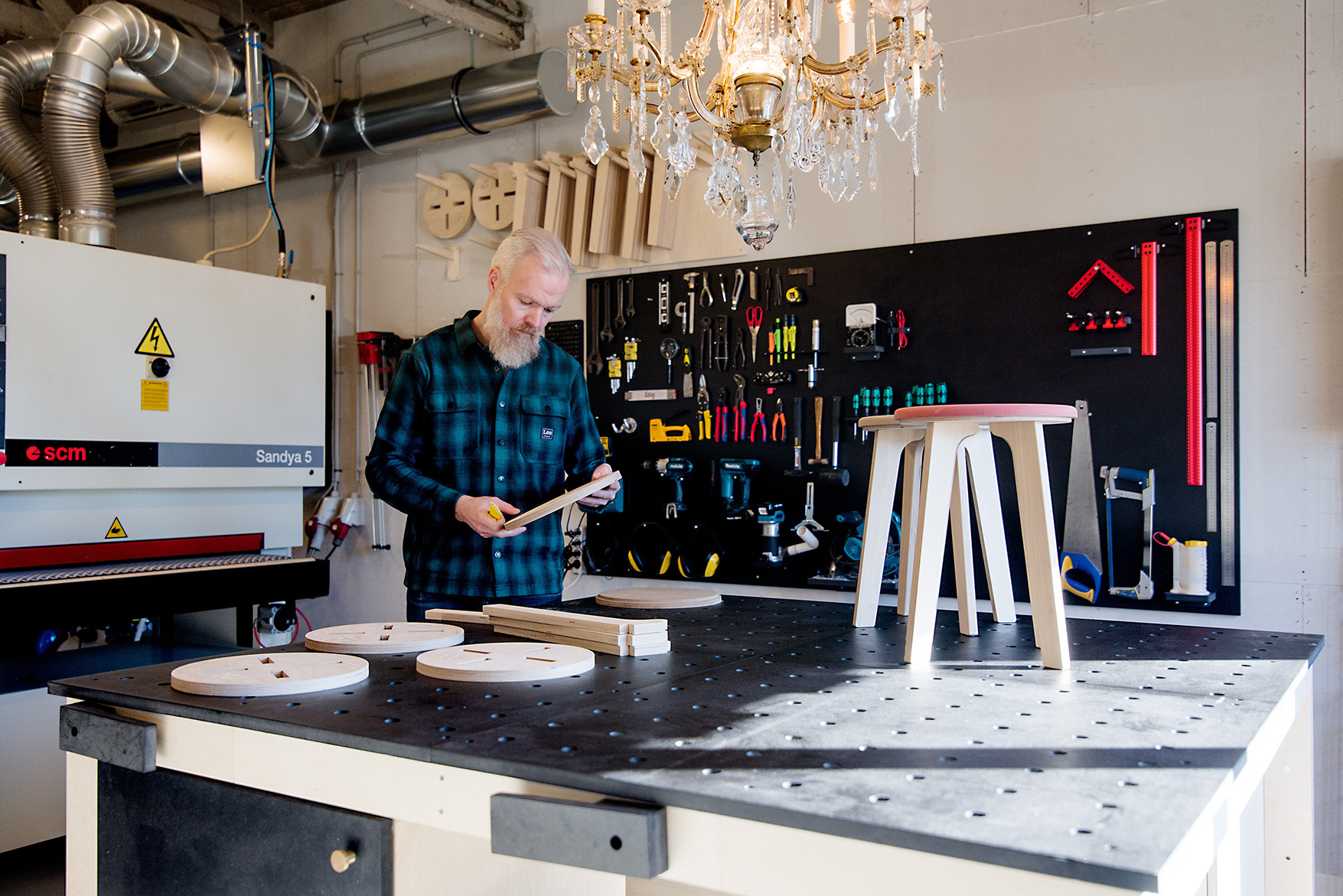Stig Lommer Bagger bygger taburetter ved arbejdsbordet på Quirky Moose værkstedet på Refshaleøen i København